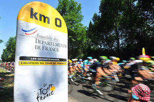 【7/16（木）の現地便り】（1）□KM0ツール・ド・フランス各ステージはスタート地点で出発するのだが、郊外に出るまではパレード区間。このKM0という地点から距離が計測される。そのため選手は1日につき5〜30kmほど発表されている走行距離より長く走るわけだ。（山口和幸） ステージハイライト動画はこちら>>