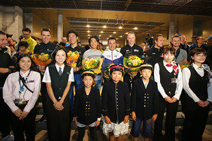 鉄道博物館の入り口前では、職員とさいたま市内の小学生から選手たちへ花束が贈呈され、記念撮影を行った。