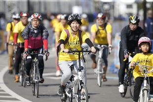 一般体験走行では、選手たちが走るコースを自分の自転車で走ることができる。