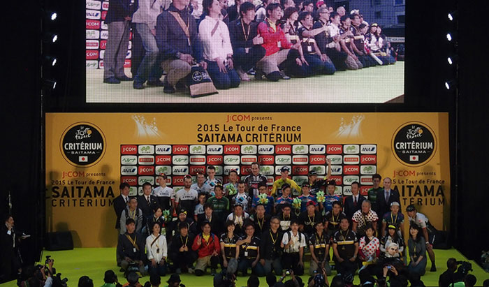 クリテリウム表彰選手と集合写真