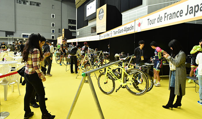 選手ピットエリアのバックヤード見学ツアー