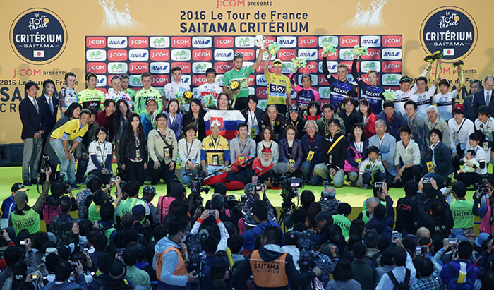 クリテリウム表彰選手と集合写真