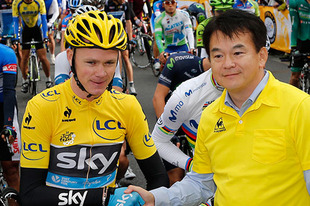 清水勇人さいたま市長と2013 ツール・ド・フランス（第100 回大会）で総合優勝のクリス・フルーム選手がレース前に握手。