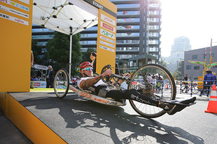 出場したパラサイクリング選手の中でもひときわ注目を浴びたヴィコ・マークライン選手。ハンドバイクと呼ばれる自転車で力強い走りを披露。