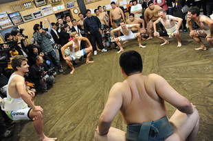 ツール・ド・フランスのスター選手たちは、強豪力士を輩出している埼玉栄高等学校相撲部の生徒たちとまわし姿で相撲体験をした。