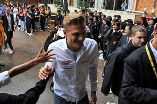 温かい歓迎を受けたマルセル・キッテル選手は笑顔で生徒たちと触れ合った。