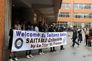 大会前日に行われた市内交流会では、埼玉栄中学・高等学校を訪問。この日を待ち望んでいた生徒たちが総出で歓迎した。