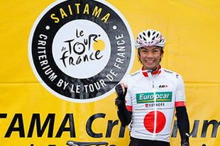 2013 年全日本チャンピオンであり、ツール・ド・フランス日本人最多出場を誇る新城幸也選手がナショナルチャンピオンジャージを着用してチームユーロップカーの一員として出場。