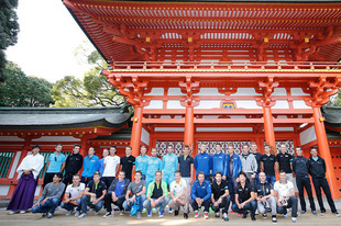 さいたま市の名所、日本屈指の古社である武蔵一宮氷川神社の楼門前で海外選手達が記念撮影。