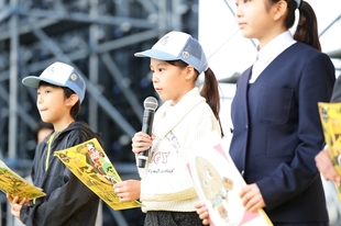 市内の子供たちが選手たちに英語でさいたまのうなぎについて説明した。