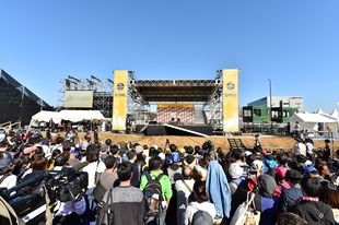 イベントステージには多くの観客が訪れ、場を大いに盛り上げた。