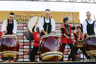 市民交流会では海外選手たちが法被姿で和太鼓の演奏に挑戦。