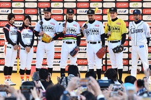 女子プロ野球チームである埼玉アストライアとともに記念写真を撮影。