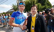 さいたま市長 清水 勇人が「2015ツール・ド・フランス」にて「2015ツール・ド・フランスさいたまクリテリウム」をPR