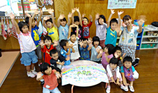 園児たちがさいたまクリテリウムをPR<br />
〜さいたま市立指扇保育園でのポスター製作実施報告〜