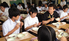 クリテリウム開催記念給食でフランスの食文化を体験！<br />
～さいたま市長が大宮西中学校を訪問し大会をPR～