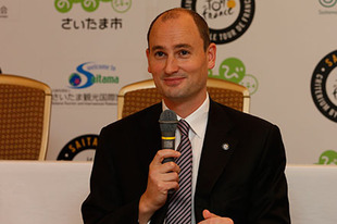 大会前夜に市内で記者会見が行われ、ツール・ド・フランスを主催するA.S.O. 代表ジャン= エティエンヌ・アモリ氏も出席。開催の意気込みを語った。