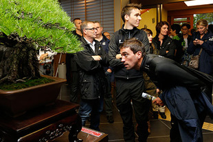 さいたま市の伝統産業にも指定されている盆栽の名品に興味津々の選手達。