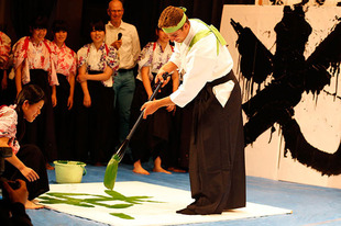 ツール・ド・フランスのマイヨヴェール獲得にちなみ、緑色で「速」の文字を書き上げたペーター・サガン選手。