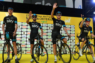 選手紹介では2013年覇者のクリス・フルーム選手率いるチーム スカイがステージからファンサービス。