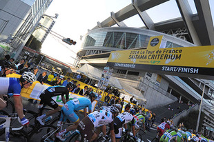 屋内コースのさいたまスーパーアリーナに向けて疾走していく選手たち。