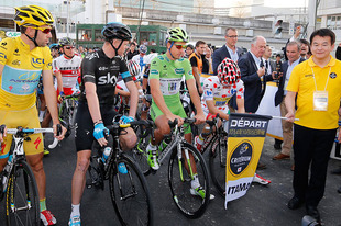 清水勇人さいたま市長のスタートフラッグで、クリテリウムメインレースが幕を開けた。