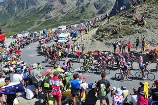 【7/16（木）の現地便り】（2）□観客2014年ツール・ド・フランスの観客は1200万人。男性64％、女性36％。50歳未満54％、うち25歳未満10％。フランス人80％、海外20％。確認済みの国籍40カ国。沿道の滞在時間6時間30分（平たん区間6時間、山岳区間7時間）。仲間と一緒の観戦92％。（山口和幸）&nbsp;ステージハイライト動画はこちら>>