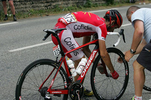 【7/17（金）の現地便り】（1）□punkパンクはフランス語で「クルベゾン」。追走するサポートカーからメカニックが予備ホイールを持って飛び出し、前輪なら10秒、後輪でも20秒ほどで交換してしまう。（山口和幸）&nbsp;ステージハイライト動画はこちら>>