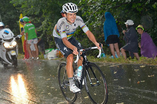 【7/17（金）の現地便り】（2）□champion自転車レースでは世界チャンピオンになると特別のジャージを着るのでだれが見ても分かる。第12ステージで敢闘賞を獲得したミハウ・クビアトコウスキー。（山口和幸）&nbsp;ステージハイライト動画はこちら>>