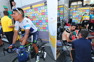 【7/18（土）の現地便り】（2）□ceremony各ステージの表彰式を待つ受賞者はその時間も取材を受ける。フルームとキンタナはクールダウンのためにローラー台をこいでいる。（山口和幸）&nbsp;ステージハイライト動画はこちら>>