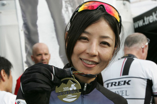 【7/20（月）の現地便り】（1）ツール・ド・フランスの1区間を走る一般参加レースの「エタップ・デュ・ツール」。自転車愛好家のモデル日向涼子が参戦し、見事に完走。コースは7月24日に行われる第19ステージが使われた。（山口和幸）&nbsp;ステージハイライト動画はこちら>>