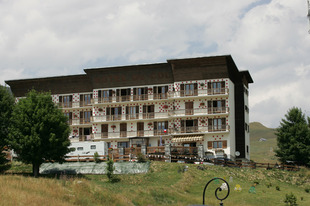 【7/20（月）の現地便り】（2）第19ステージのゴール、ラトシュールはすでにツール・ド・フランスを迎える飾り付けが行われていた。（山口和幸）&nbsp;ステージハイライト動画はこちら>>