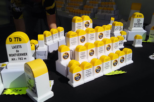 【7/20（月）の現地便り】（3）フランスの沿道には道標があり、道路の番号や峠の名前、標高などが刻まれている。これはそのオモチャ。ちなみに黄色のDは県道の意味。（山口和幸）&nbsp;ステージハイライト動画はこちら>>