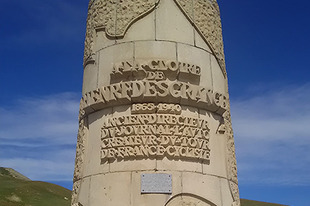 【7/23（木）の現地便り】（1）トンネル崩落によって第20ステージのコースが変わり、ガリビエ峠を通らなくなったので最高地点に懸けられたアンリ・デグランジュ記念賞は前日のアロー峠に変更。シモン・ゲシュケが獲得したが、これがガリビエ南面にあるツール・ド・フランス創始者デグランジュ記念碑。&nbsp;（山口和幸）&nbsp;ステージハイライト動画はこちら>>