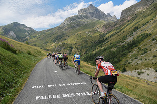 【7/23（木）の現地便り】（2）第18ステージはグランドン峠を通った。写真は第19ステージを使った一般参加レース「エタップ・デュ・ツール」のもの。（山口和幸）&nbsp;ステージハイライト動画はこちら>>