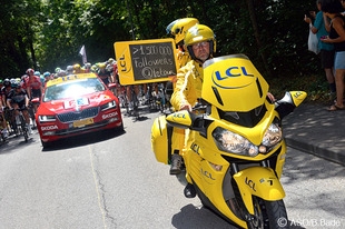 【7/24（金）の現地便り】（２）インターネットの公式サイトは３２００万ユニークユーザー、１億４６００万ページビュー（いずれも２０１４年データ）。言語はフランス語・ドイツ語・スペイン語・英語。&nbsp;Facebook１７０万いいね。ツイッター１３０万フォロワー。グーグル＋50万。インスタグラム10万。ツール・ド・フランスアプリ１１０万ダウンロード。以上開幕時の数字で、写真撮影時の大会終盤は150万フォロワーに増えたみたいだ（山口和幸）&nbsp;ステージハイライト動画はこちら>>