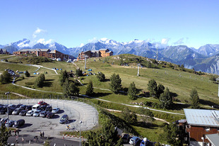 【7/25（土）の現地便り】（２）スキーリゾートのラルプデュエズはグルノーブル五輪のリュージュ・ボブスレー競技会場で、いまでもそのコースが滞在型ホテルのベランダから見える。（山口和幸）ステージハイライト動画はこちら>>