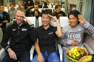 新幹線内でくつろぐ選手たち。（左から）フルーム選手、別府選手、新城選手。