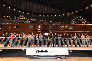 鉄道博物館内の転車台（ターンテーブル）に展示されている電気機関車前で記念撮影。