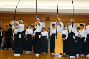 弓道場ではツール・ド・フランスで活躍した選手による弓道体験が行われた。（左から）ロドリゲス選手、バルデ選手、フルーム選手、デゲンコルブ選手。