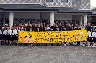 さいたま市内交流会では海外招聘選手たちは大宮武道館に訪問。市立浦和高校の生徒たちに出迎えられ、美術部作成のウェルカムバナーとともに記念撮影。