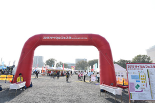 さいたま新都心駅東口から徒歩5 分ほどのところで「サイクルフェスタ」が開催。大きな広場にたくさんの出店があり、様々なイベントが行われました。