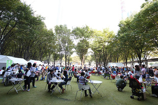 今年も多くの来場者で賑わいました。日差しが強く、暑い一日でしたが、「さいたまるしぇ」では涼しい場所で美味しい食を楽しめるのです。