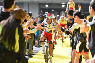 オフィシャルサポーターズの個人プラチナサポーターの方のみの特典、「選手とのハイタッチ体験」。