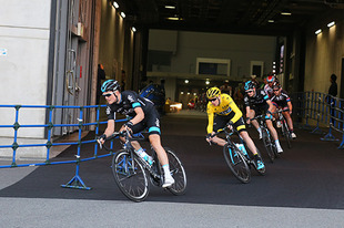 さいたまスーパーアリーナから外へ出て行く選手たち。暗い通路を抜けると明るい空が飛び込んできます。