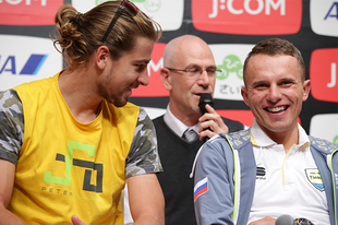 大会前日記者会見で笑顔を見せるペーター・サガン選手とラファル・マイカ選手