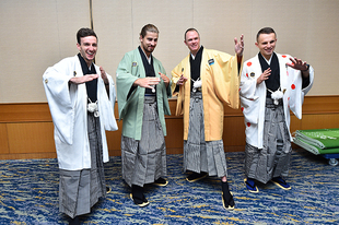 4賞ジャージカラーの袴に身をつつみポーズを決めるアダム・イェーツ選手、ペーター・サガン選手、クリス・フルーム選手、ラファル・マイカ選手