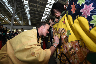 岩槻商業高校書道部が制作したウェルカムバナーにサインをするクリス・フルーム選手