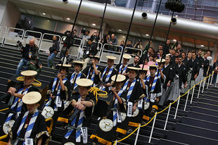 岩槻黒奴に先導されてさいたまスーパーアリーナに入場する海外選手達