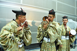 五人囃子に扮したラファル・マイカ選手、ペーター・サガン選手、アダム・イェーツ選手